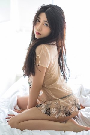 甘いお姉さんはSabriinaの清純な写真の肌の白い容貌の美しさを承諾して人に好かれます。