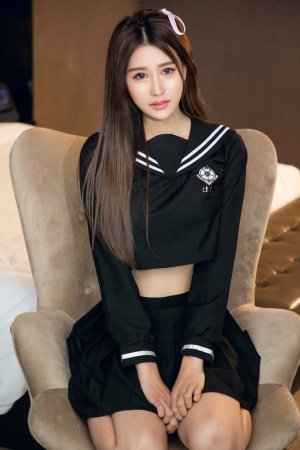 Can be pure and sexy, Hugo model Xinyi uniform temptation can be called fairy herself