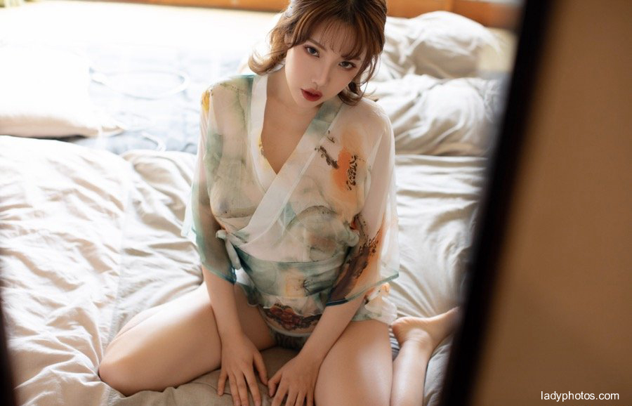 Sexy goddess Huang Le Ran's large scale art photo strip to expose her breasts and stir up her desire - 1