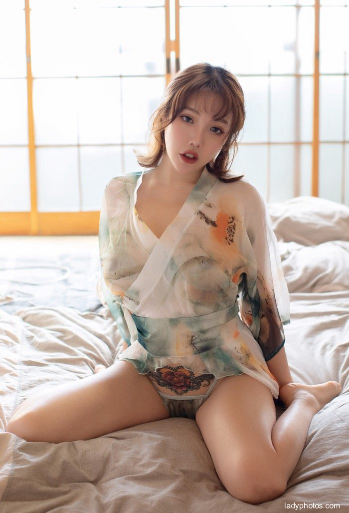 Sexy goddess Huang Le Ran's large scale art photo strip to expose her breasts and stir up her desire - 2