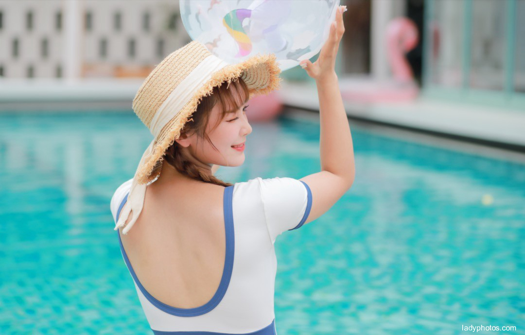 일본계 소녀 수영장에서 물놀이를 하는데, 화면이 너무 아름다워서 나는 감히 볼 수가 없다. - 4
