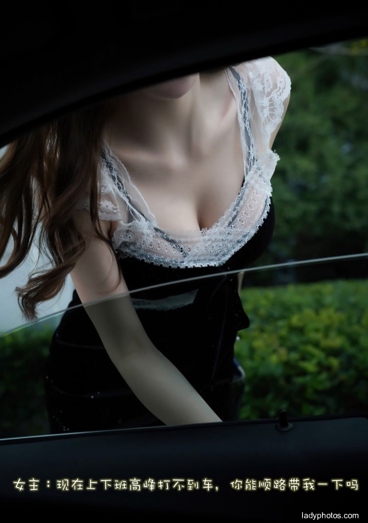 Coquettish beauty Zhou Yuxi takes off her clothes and seduces the driver in the evil photo car - 1