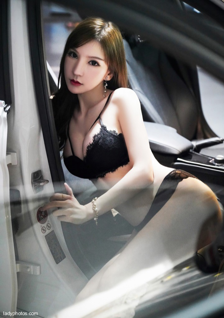 Coquettish beauty Zhou Yuxi takes off her clothes and seduces the driver in the evil photo car - 5