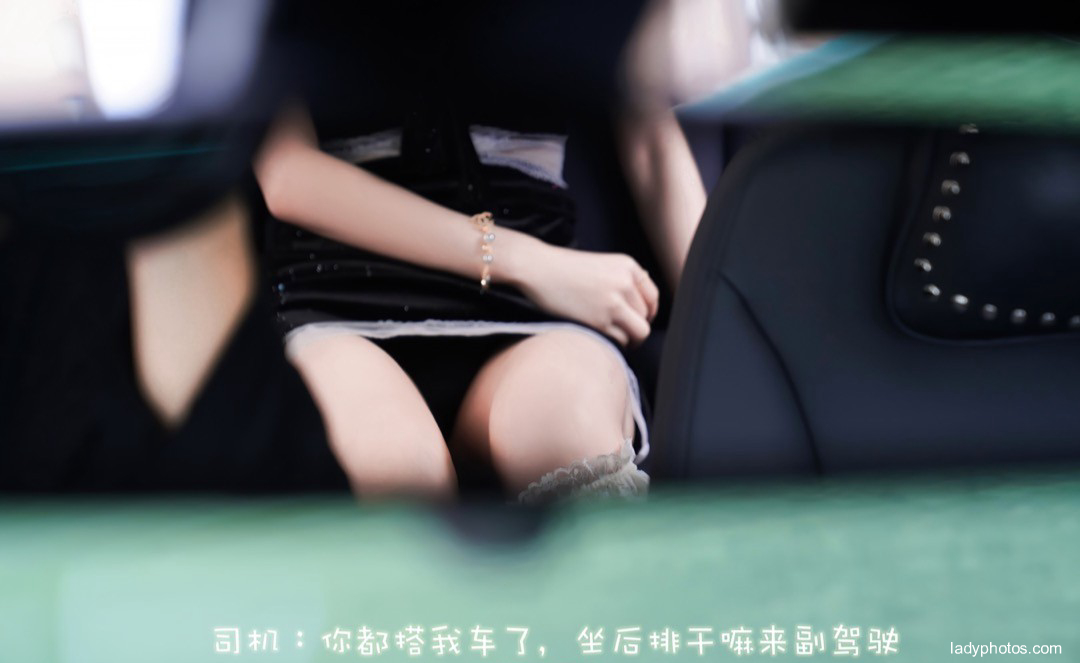 Coquettish beauty Zhou Yuxi takes off her clothes and seduces the driver in the evil photo car - 2