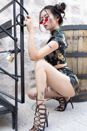 Mufeifei, the beauty of cheongsam, is full of charm, and her slender legs fully explain the high-grade small sexy