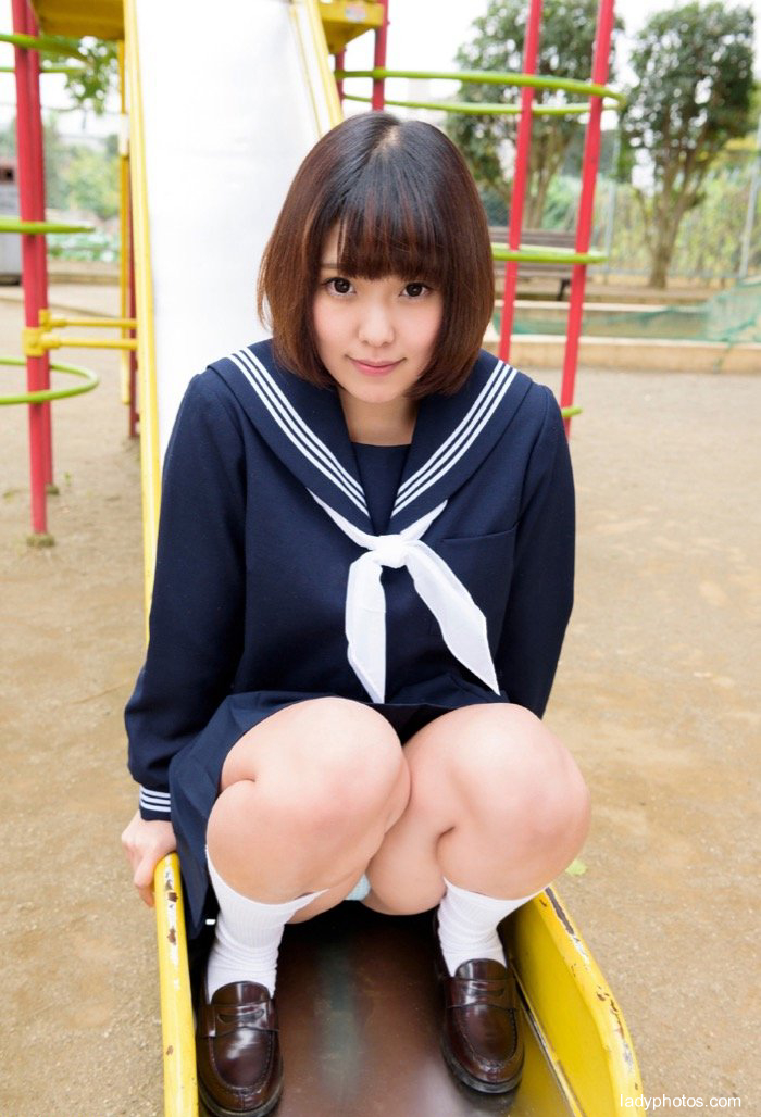 日本の女性モデル瀬戸雛の制服写真は清純に見えるが、人は心を引かれる。 - 2