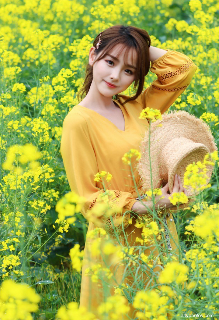 Dan Ting, a pure girl, is an outdoor photo. Her skin is tender as fat and beautiful as flowers - 4