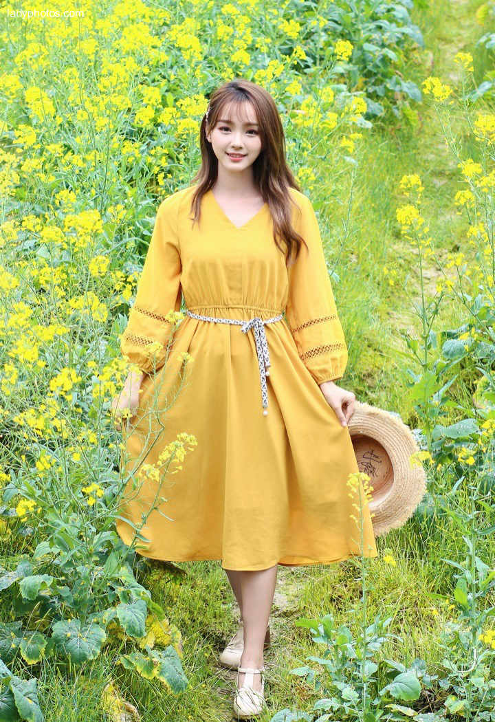 Dan Ting, a pure girl, is an outdoor photo. Her skin is tender as fat and beautiful as flowers - 2
