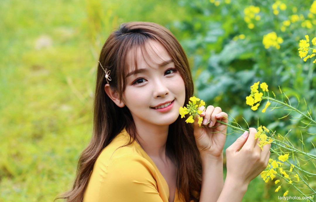 Dan Ting, a pure girl, is an outdoor photo. Her skin is tender as fat and beautiful as flowers - 3