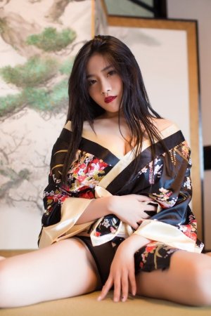 Kimono style shows pure, tender model promises Sabrina's short chest is slightly sexy and provocative