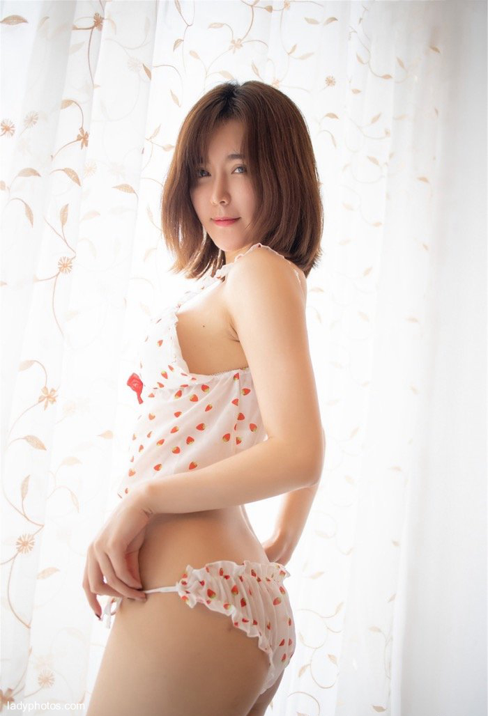 Yomi, a peach beauty, takes photos in her boudoir - 5