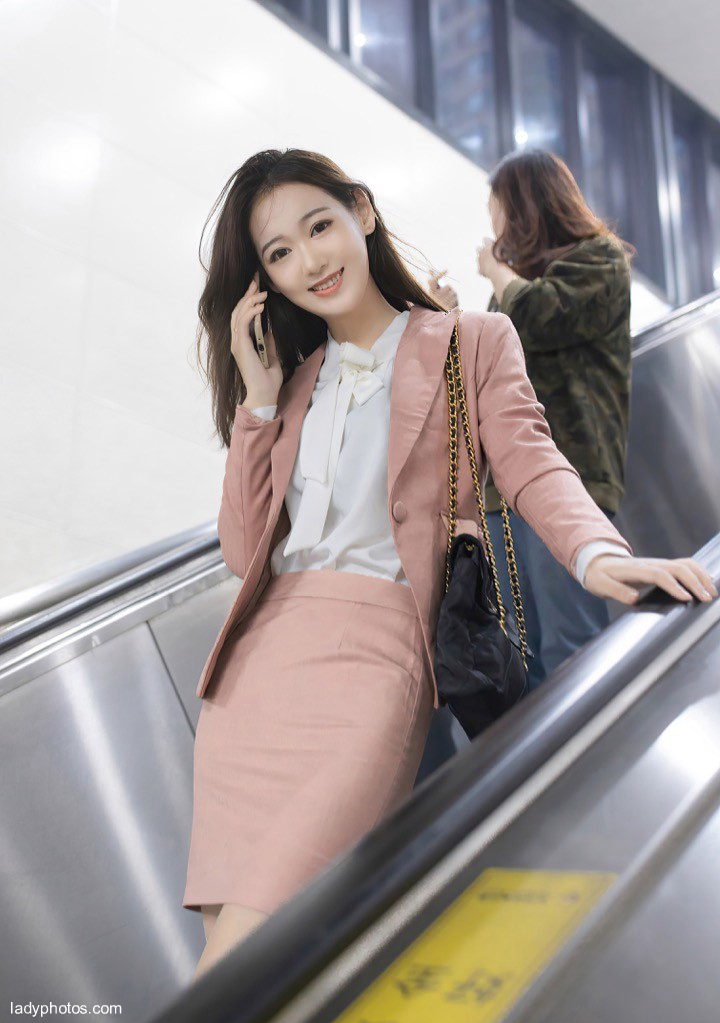 Meet the goddess Tang Anqi at the subway station to satisfy your fantasy of beautiful schoolgirls - 2