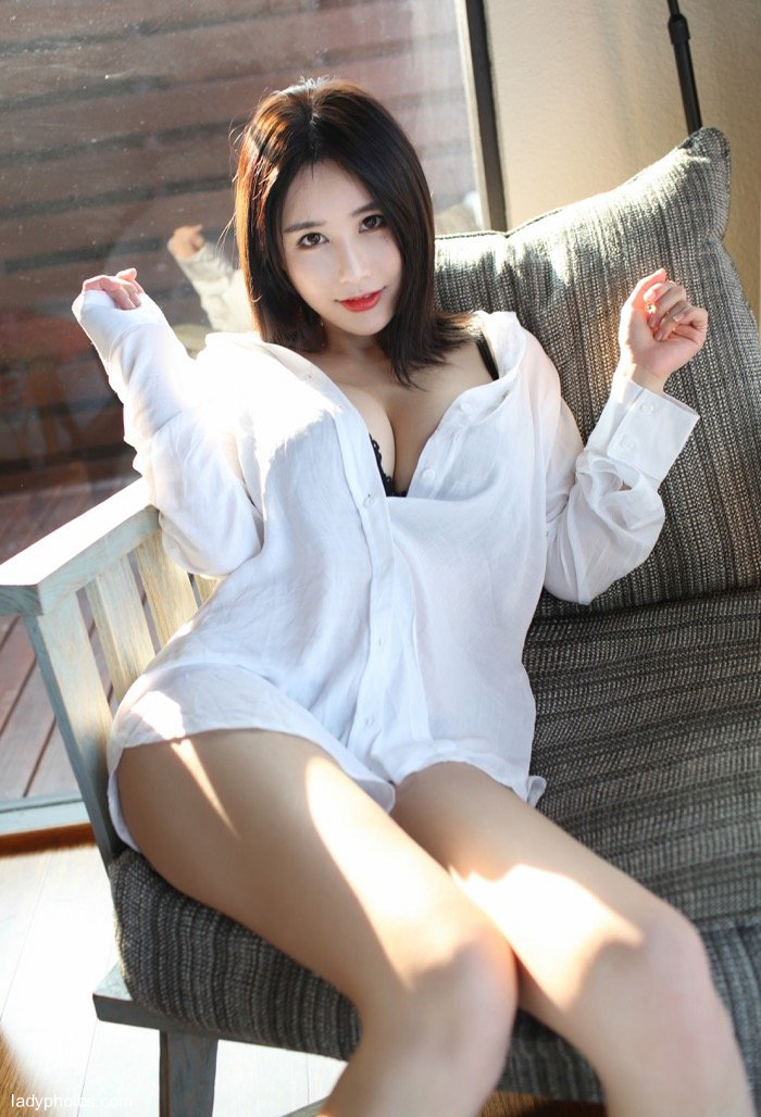 Pure girl small foam Lin white shirt wet temptation, bold play provocative posture - 2