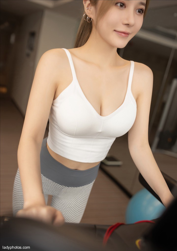 Meet a beautiful model in the gym with caviar to satisfy your fantasy of love affair - 3