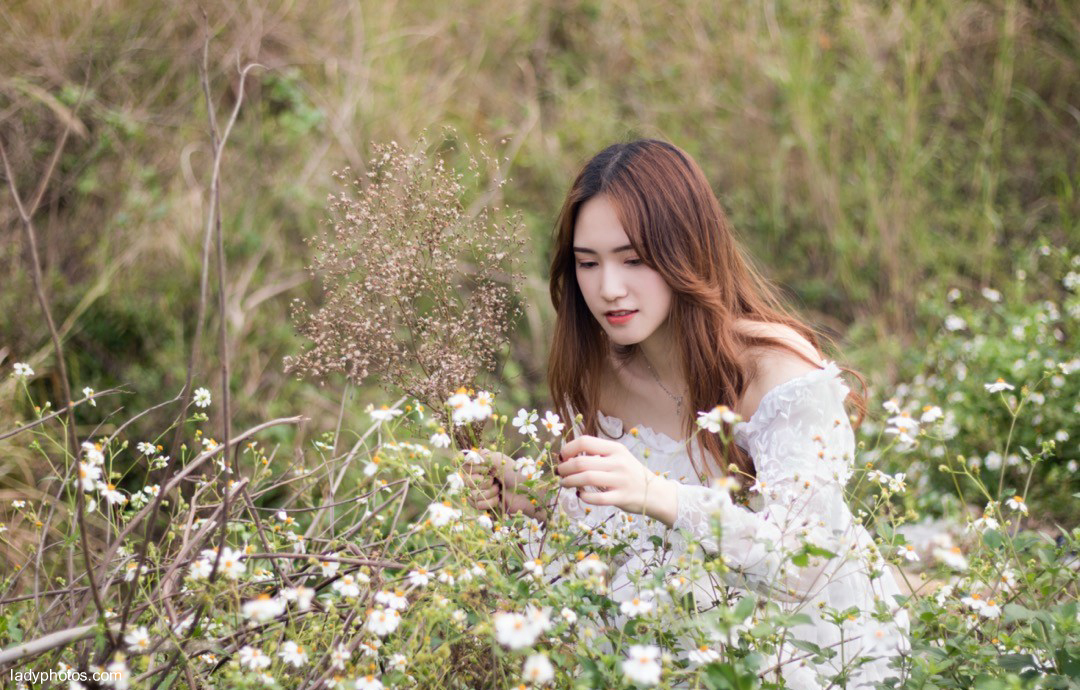 春は暖かく花が咲き、春は美しく、春は美人が君を待っている。 - 2