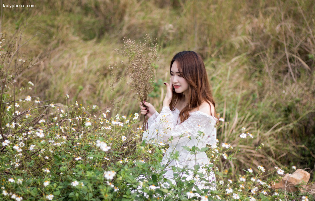 봄이 따뜻하고 꽃이 피고 봄기운이 넘치니, 봄미인을 품고 그대를 조용히 기다리네. - 4