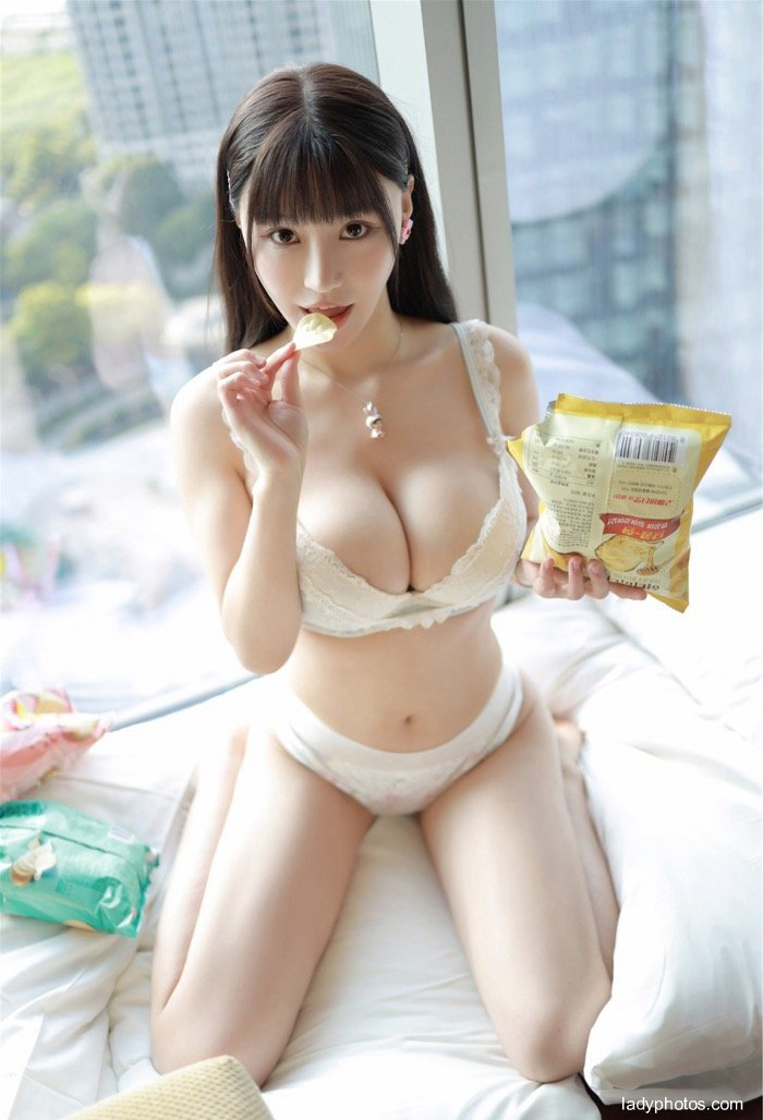 Zhu Ke'er, a cute girl with deep breasts, explodes underwear and puts potato chips on her chest for you to eat - 1