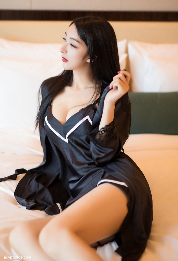 카 리 스 마 여신 엔 젤 라 는 고양이 잠옷 을 좋아해 서 침대 의 경 치 를 유혹한다. - 2