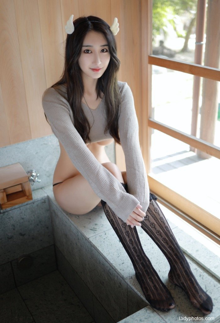Lin Zixin, a pure young model, is lovely and eye-catching, with a crisp breast and a half exposed waist - 1