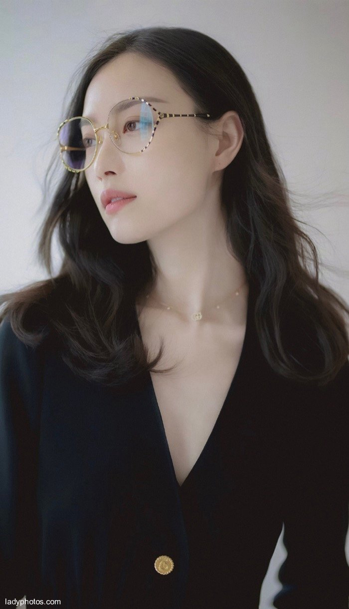 Beautiful beyond description! Nini, the goddess of glasses, kills nine streets of Jiangyan - 5