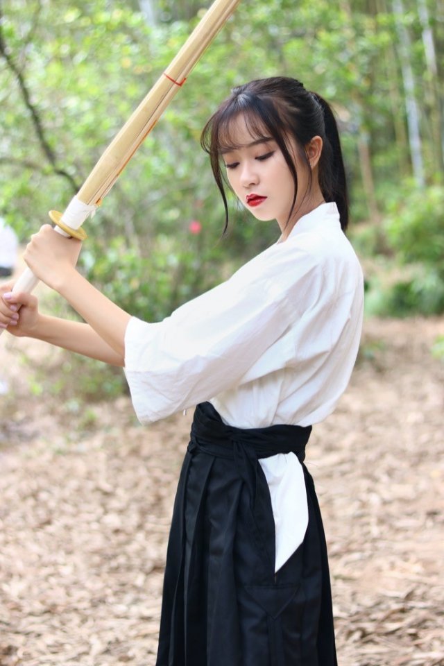 검도 소녀는 청순하고 아름다우며, 어린 나이에 카리스마가 넘친다.