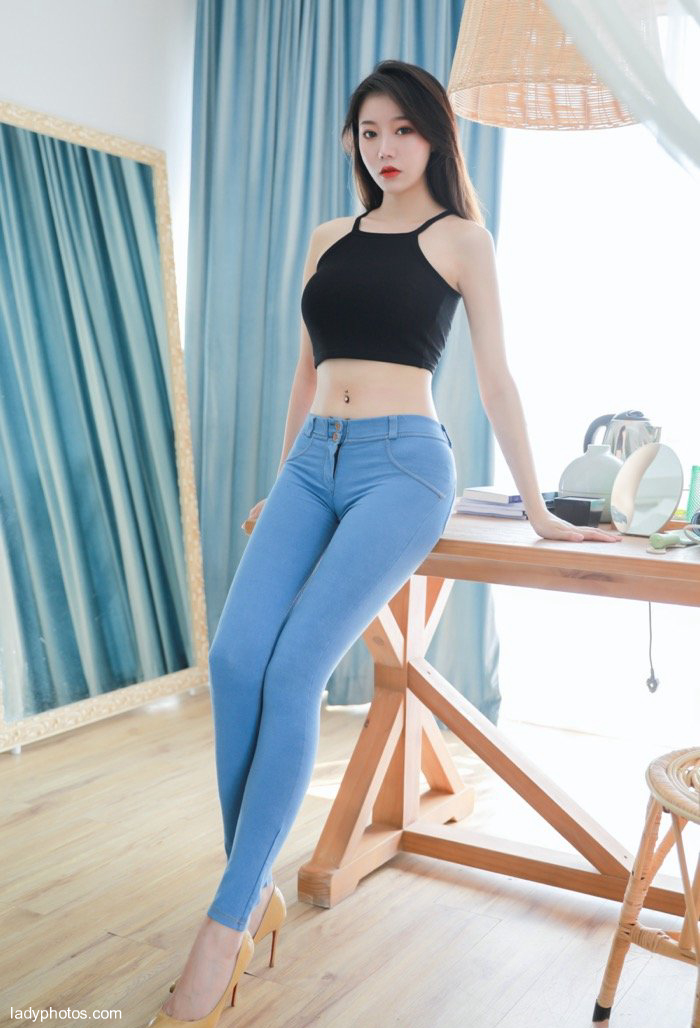 Yunduoer shows off her perfect figure wildly - 4