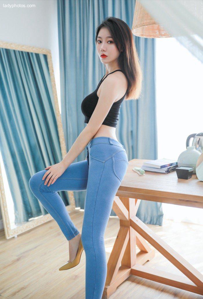 Yunduoer shows off her perfect figure wildly - 2