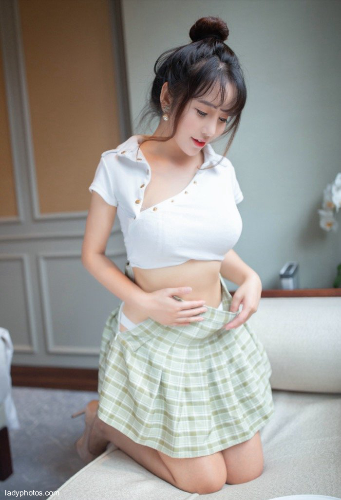 Snow white student sister Tao Xile takes off her underwear to present her graceful posture - 4