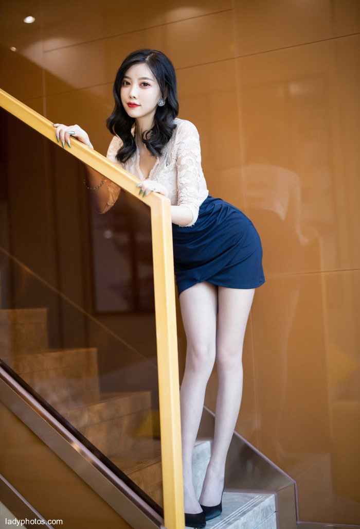 Sexy baby Yang Chenchen, seduced by silk stockings, short skirt up the stairs to satisfy men's desire to peek - 5