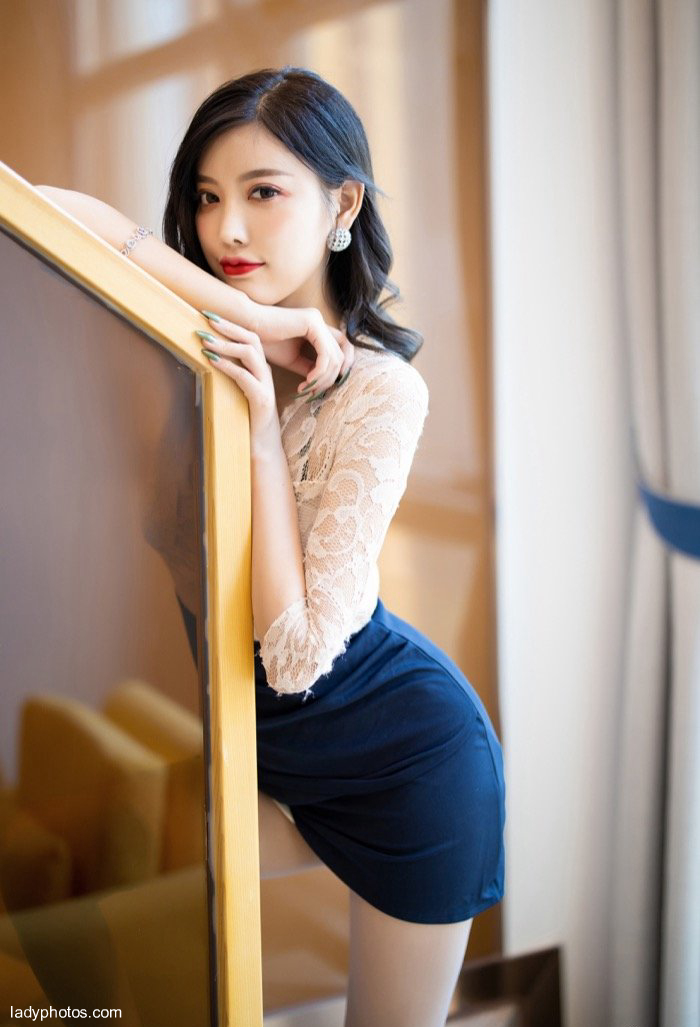 Sexy baby Yang Chenchen, seduced by silk stockings, short skirt up the stairs to satisfy men's desire to peek - 3