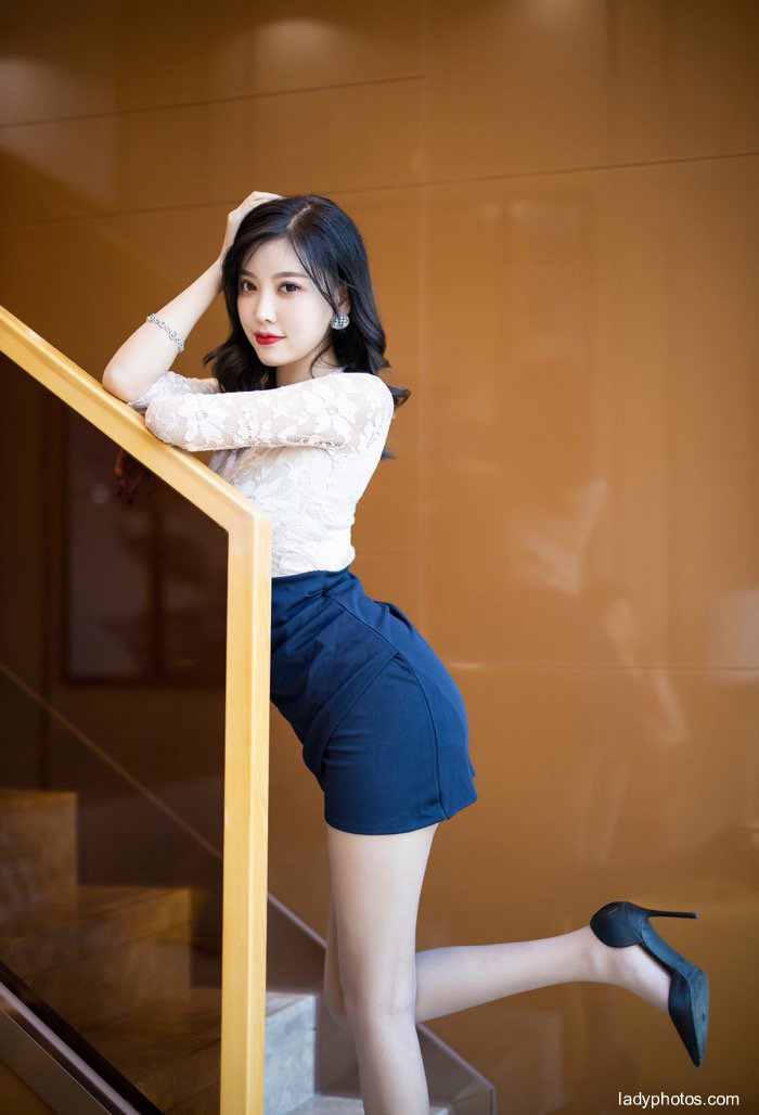 Sexy baby Yang Chenchen, seduced by silk stockings, short skirt up the stairs to satisfy men's desire to peek - 4