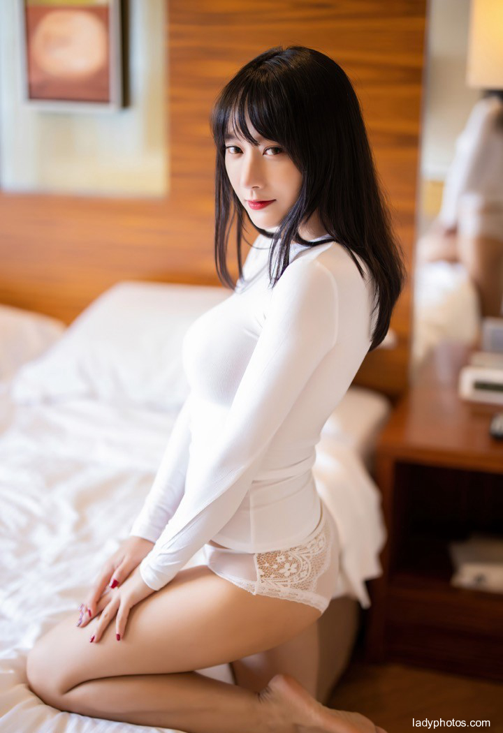 Sexy beauty he Jiaying seduces blockbusters, popping milk in a vacuum - 2