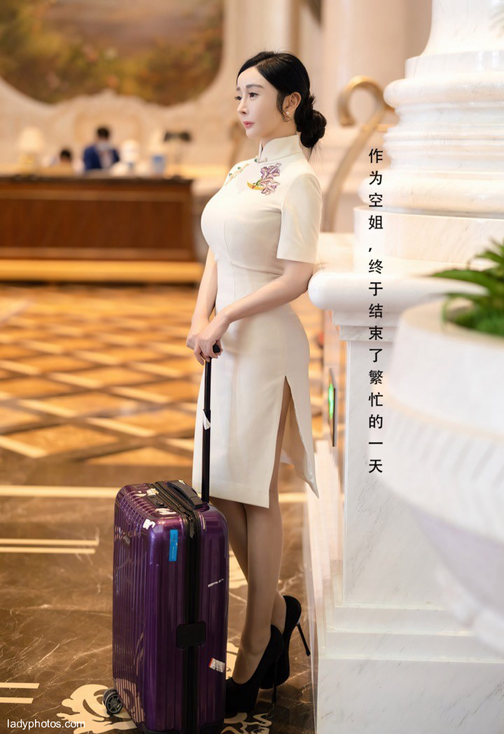 The stewardess girlfriend looks like Yang Mi. The hotel opens a room for you to spend the spring night - 1