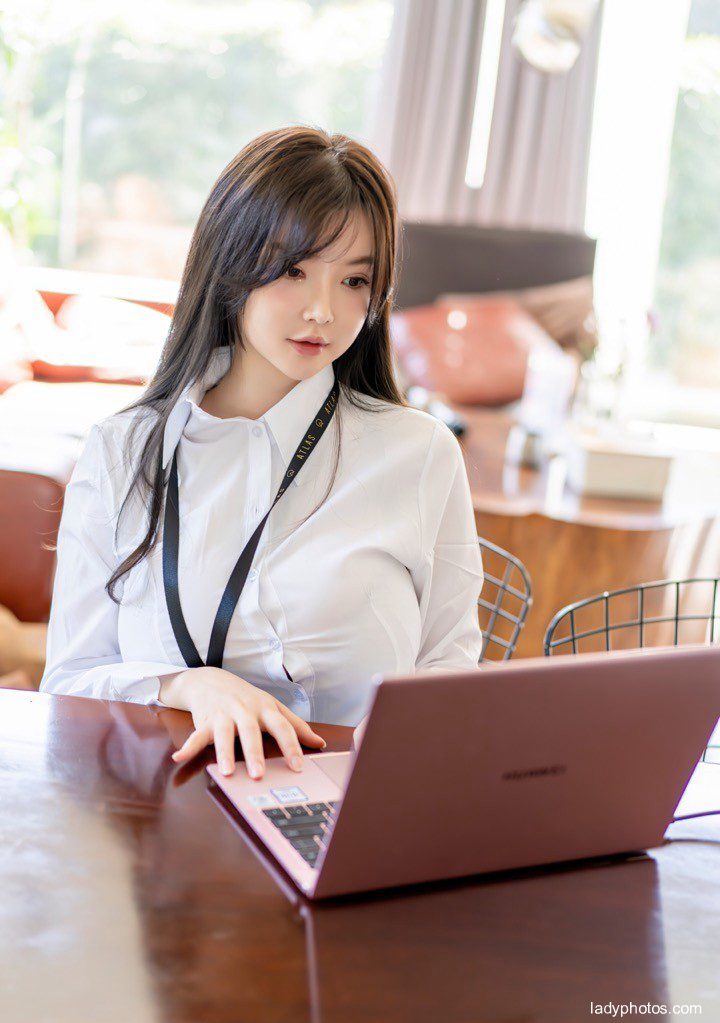 Nuomiko's secretary uniform is bound and enchanted, and the child's face and huge milk are a feast for the eyes - 1