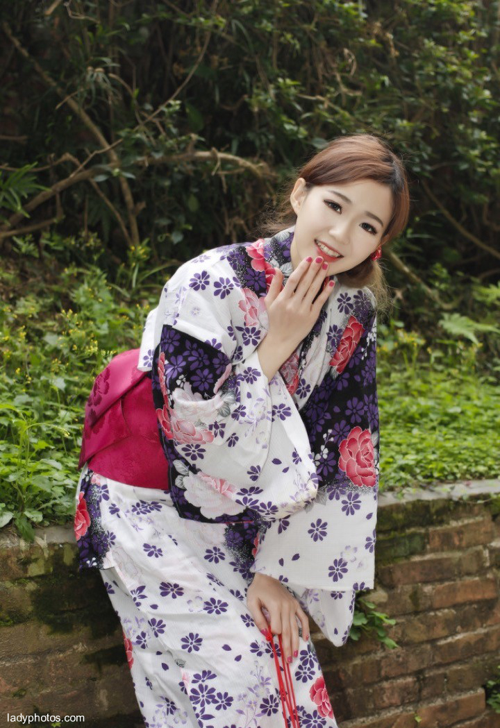 Beautiful and delicate kimono girl photo, sweet smile, beautiful - 2
