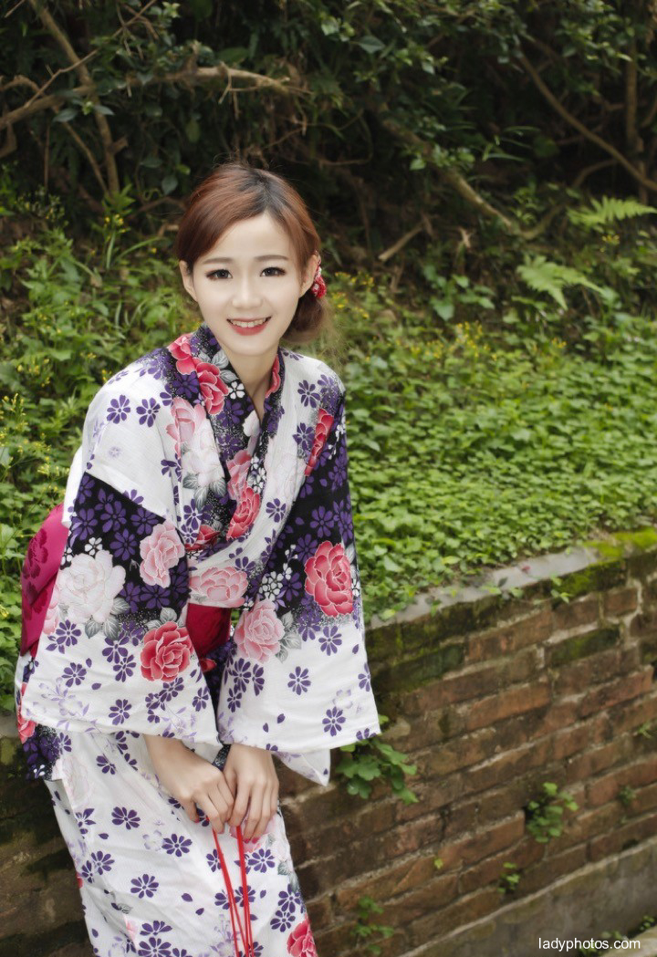 Beautiful and delicate kimono girl photo, sweet smile, beautiful - 1