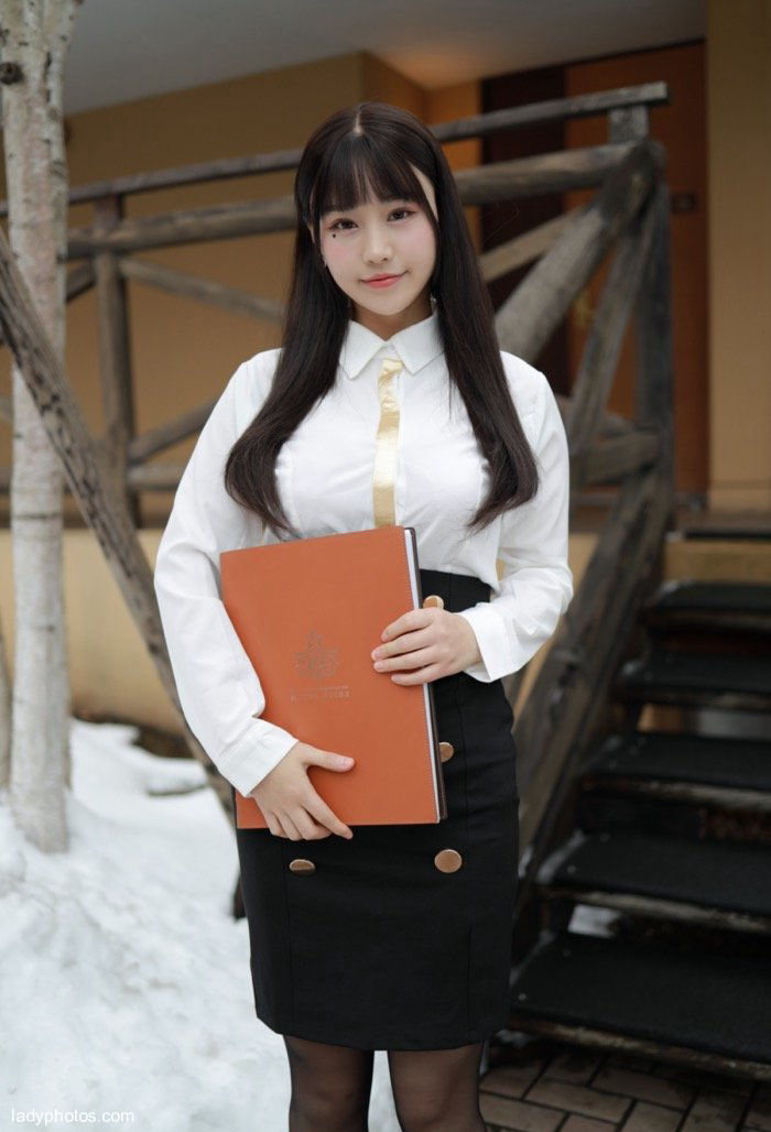 Beauty Zhu Ke'er turns into hotel room manager uniform - 1