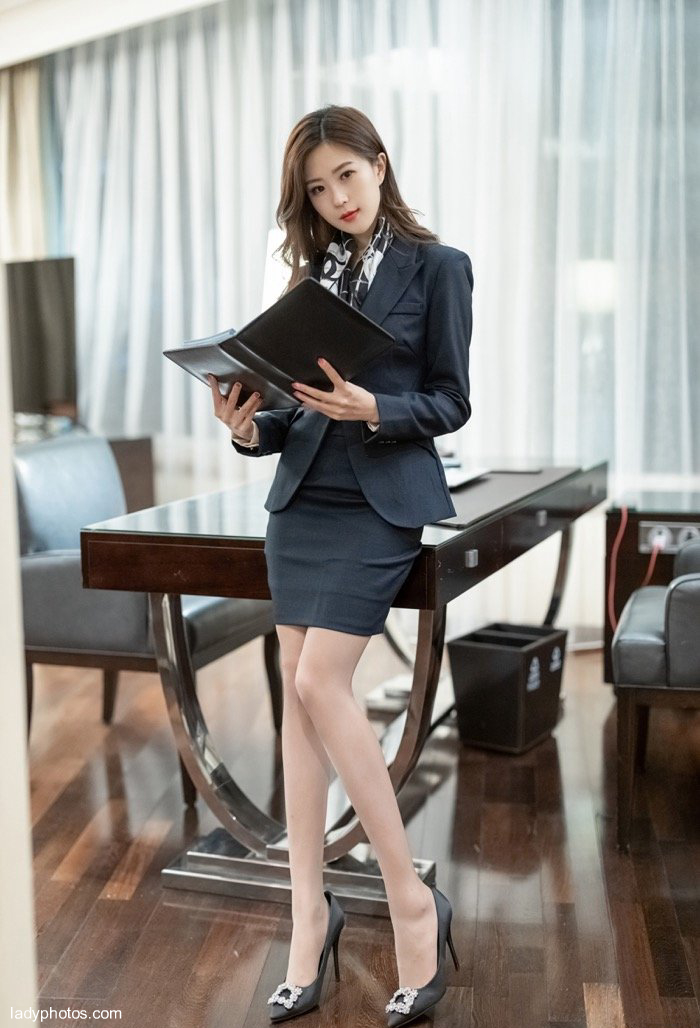 Yang Ziyan, Secretary of long legs - 5