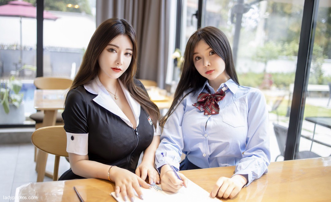 Big breast collision! Two sexy beauties, Nuo Meizi and ruanzi, charm and deduce the relationship between teachers and students - 4
