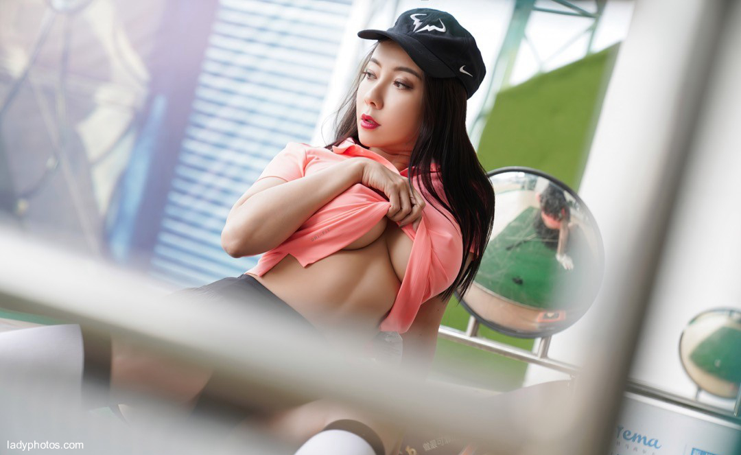 Sexy Royal sister Guo'er turns into a golf girl and makes you go into a hole in one shot - 2