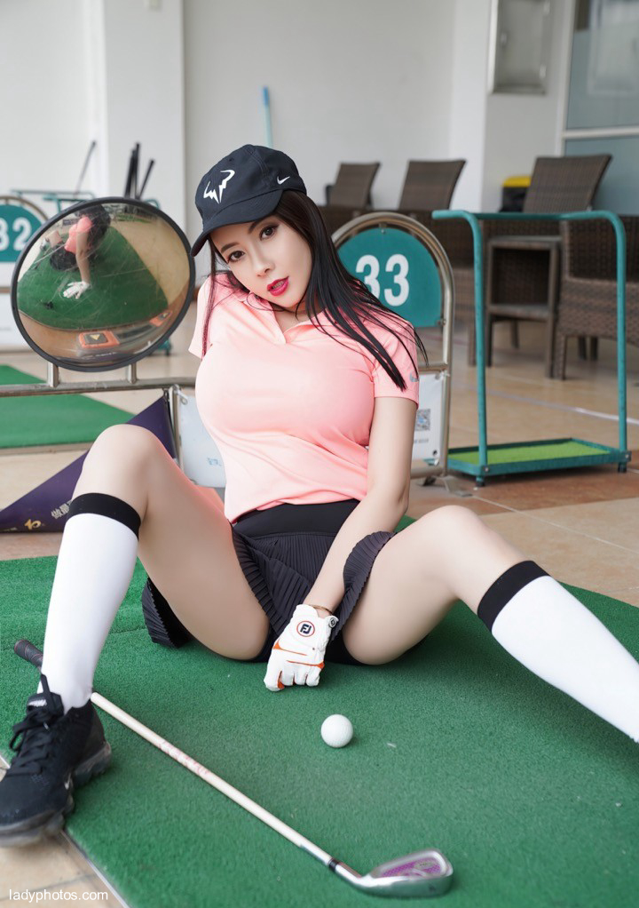 Sexy Royal sister Guo'er turns into a golf girl and makes you go into a hole in one shot - 3