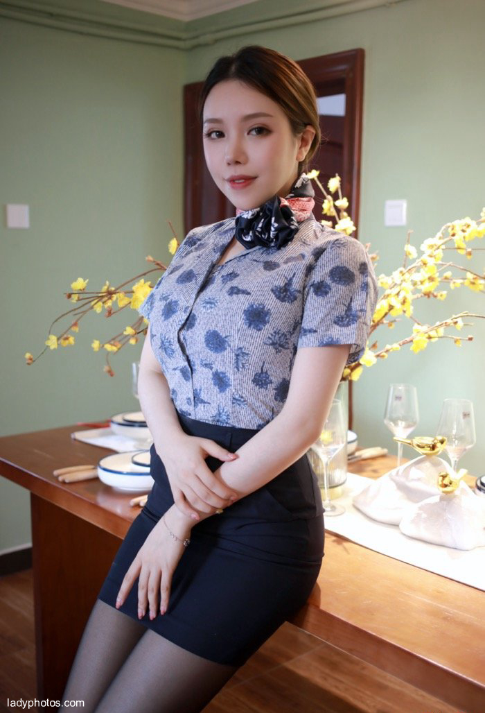 美女空姐黄楽然制服诱惑，大胸把扣子崩开 - 1