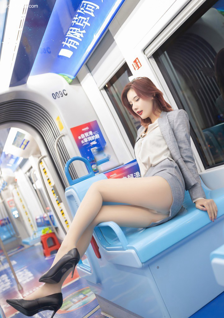 セクシーなモデル阿朱電車は大いに遊んで完璧な体つきの曲線を現してセクシーに咲いています - 4