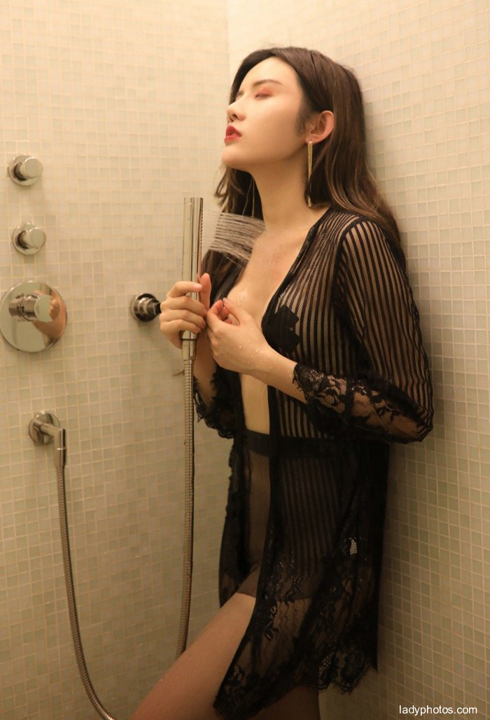 Sexy beauty zhuoyaqi's wet body in bathroom - 2