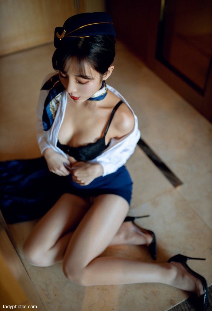 Take the stewardess Chen Xiaomiao home, naked body let people linger back and forth - 3