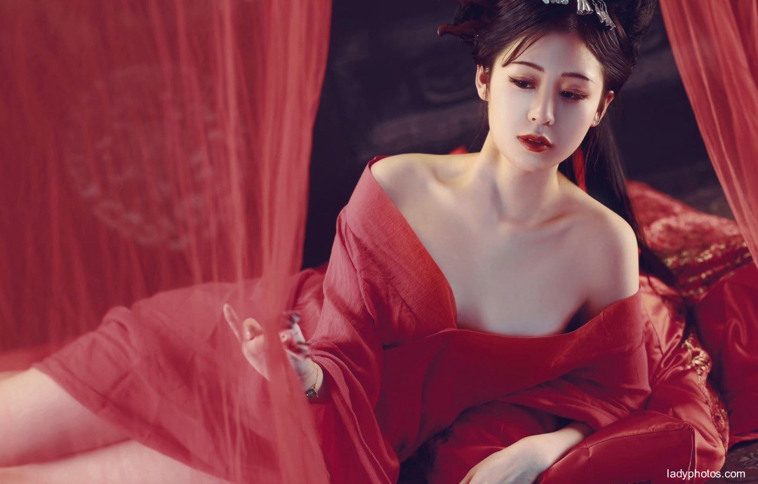 The beautiful model is red and fragrant in ancient costume, revealing the beauty of long legs to a foul - 1