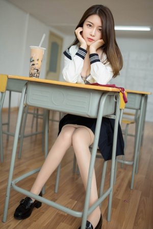 Temperament beauty Xia Shiwen JK uniform returns to campus classroom