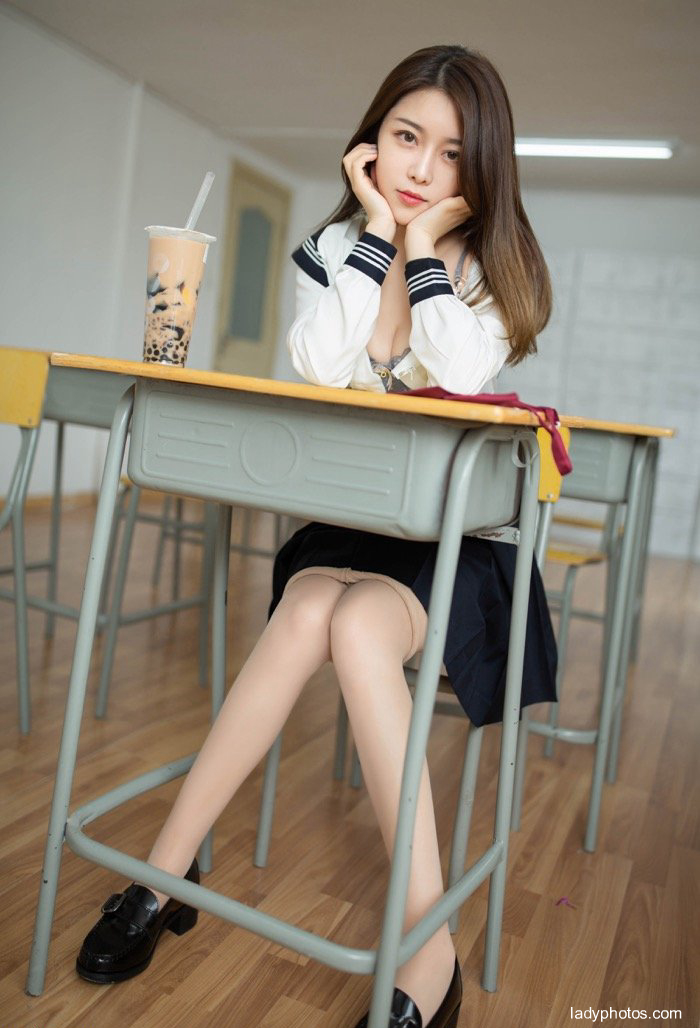 Temperament beauty Xia Shiwen JK uniform returns to campus classroom - 4