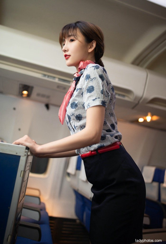 A large-scale exposure on the plane makes the beautiful stewardess Lu Xuanxuan seduce passengers - 2