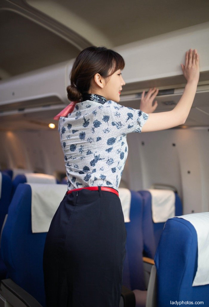 A large-scale exposure on the plane makes the beautiful stewardess Lu Xuanxuan seduce passengers - 1